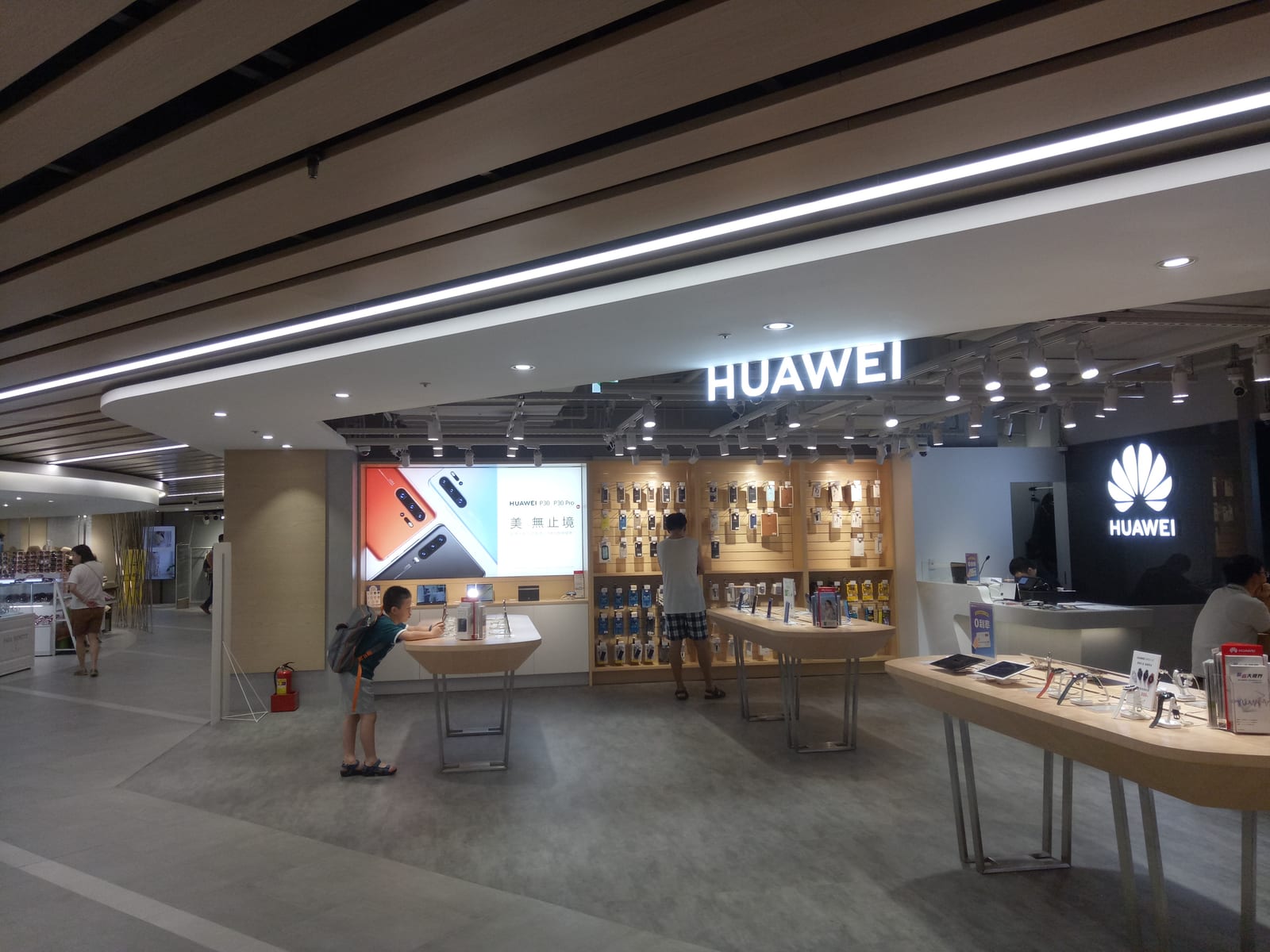 Queda no lucro da Huawei acelera para 36% no primeiro semestre com alta de custos e gastos com pesquisa