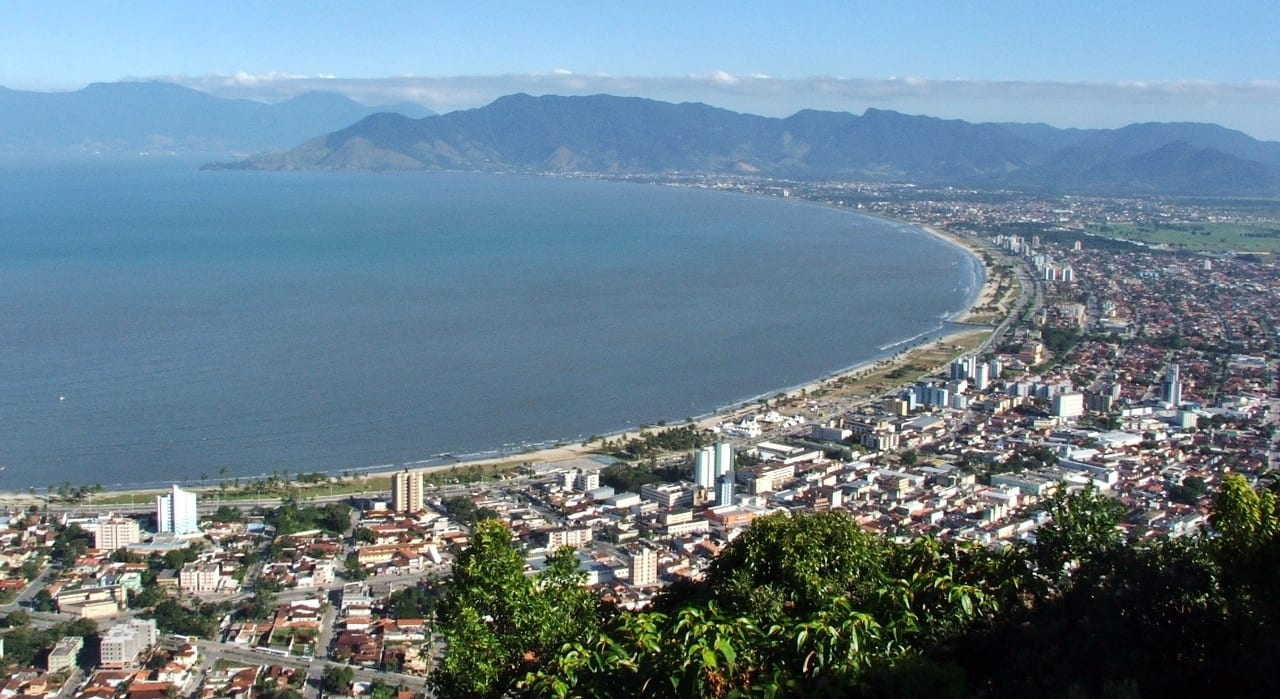 Caraguatatuba remove depósitos irregulares em três terrenos públicos