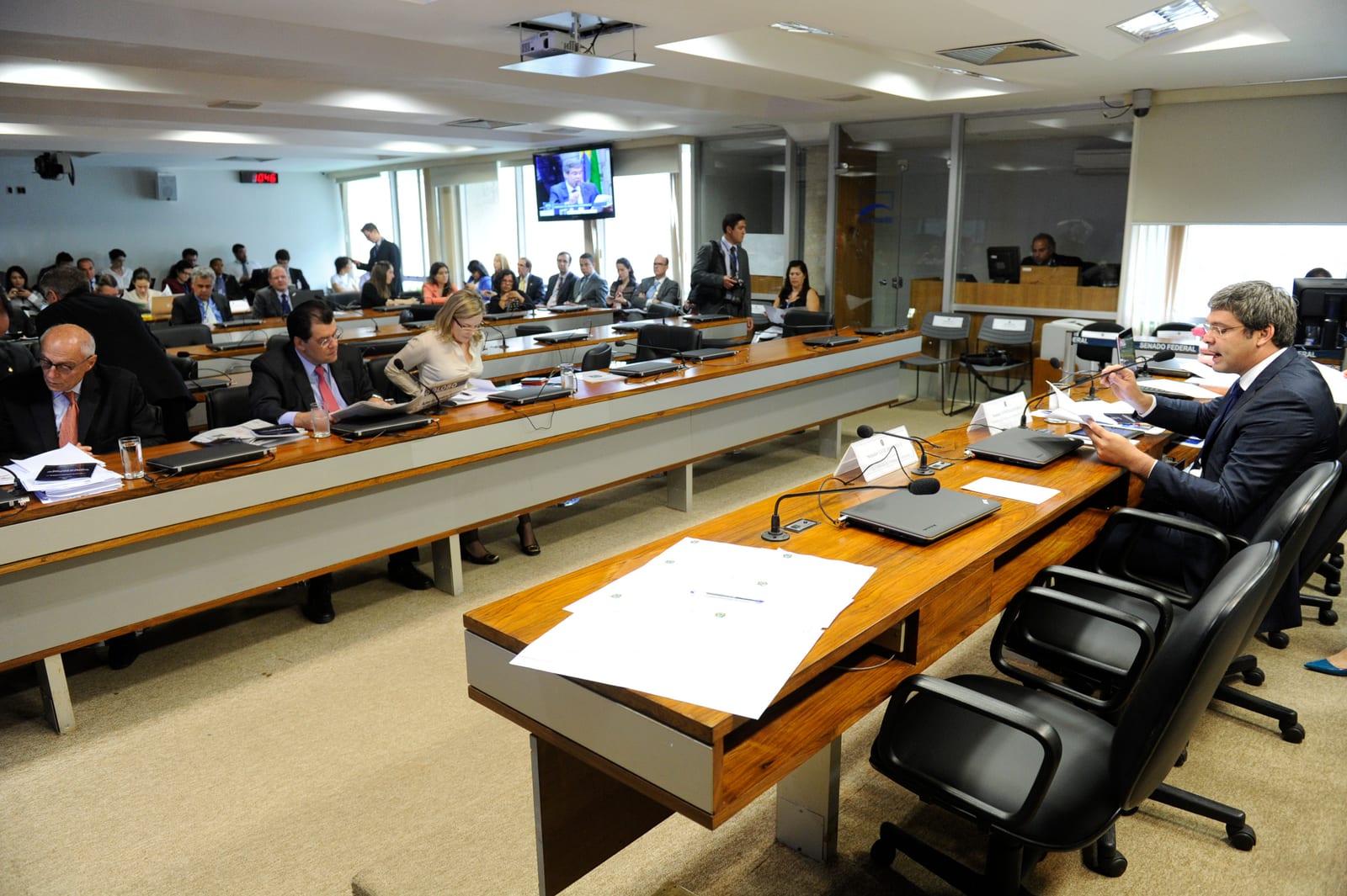 PLOA 2027 projeta salário mínimo de R$ 1.741 e aumenta benefícios do INSS