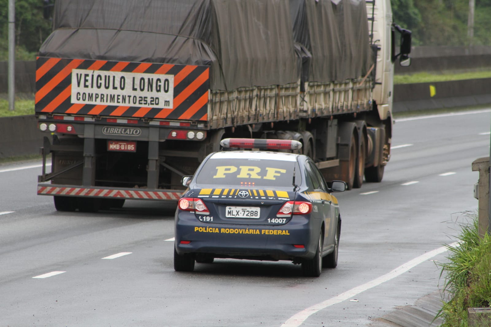 CARRO COM ALERTA DE ROUBO É ABORDADO DURANTE OPERAÇÃO DAS ELEIÇÕES EM CASCAVEL