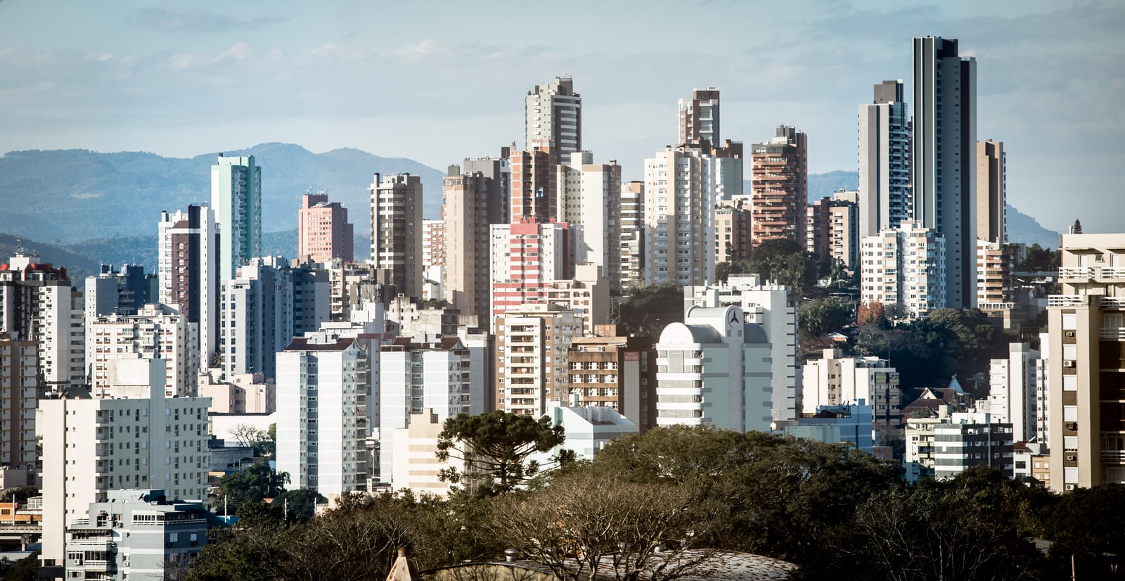 Prefeitura pinta meio-fio na Avenida Coronel Travassos e proíbe estacionamento