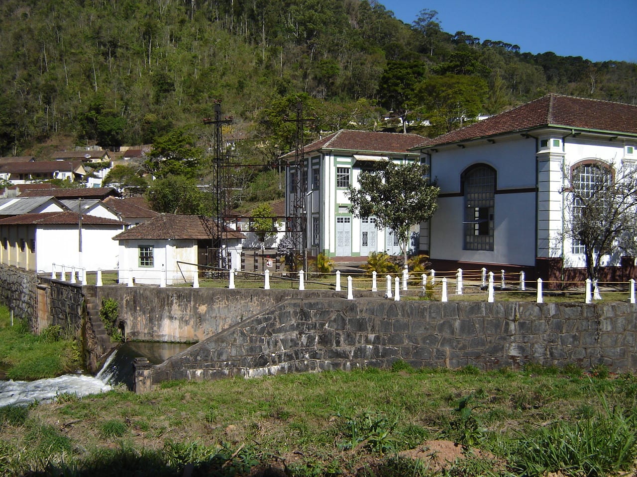 Motorista fica ferido após colisão entre van da ProTork e caminhão na PR-092, em Wenceslau Braz