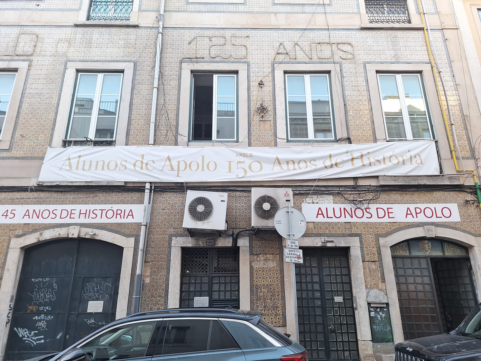 Alunos e professores protestam na França no maior dia de mobilização