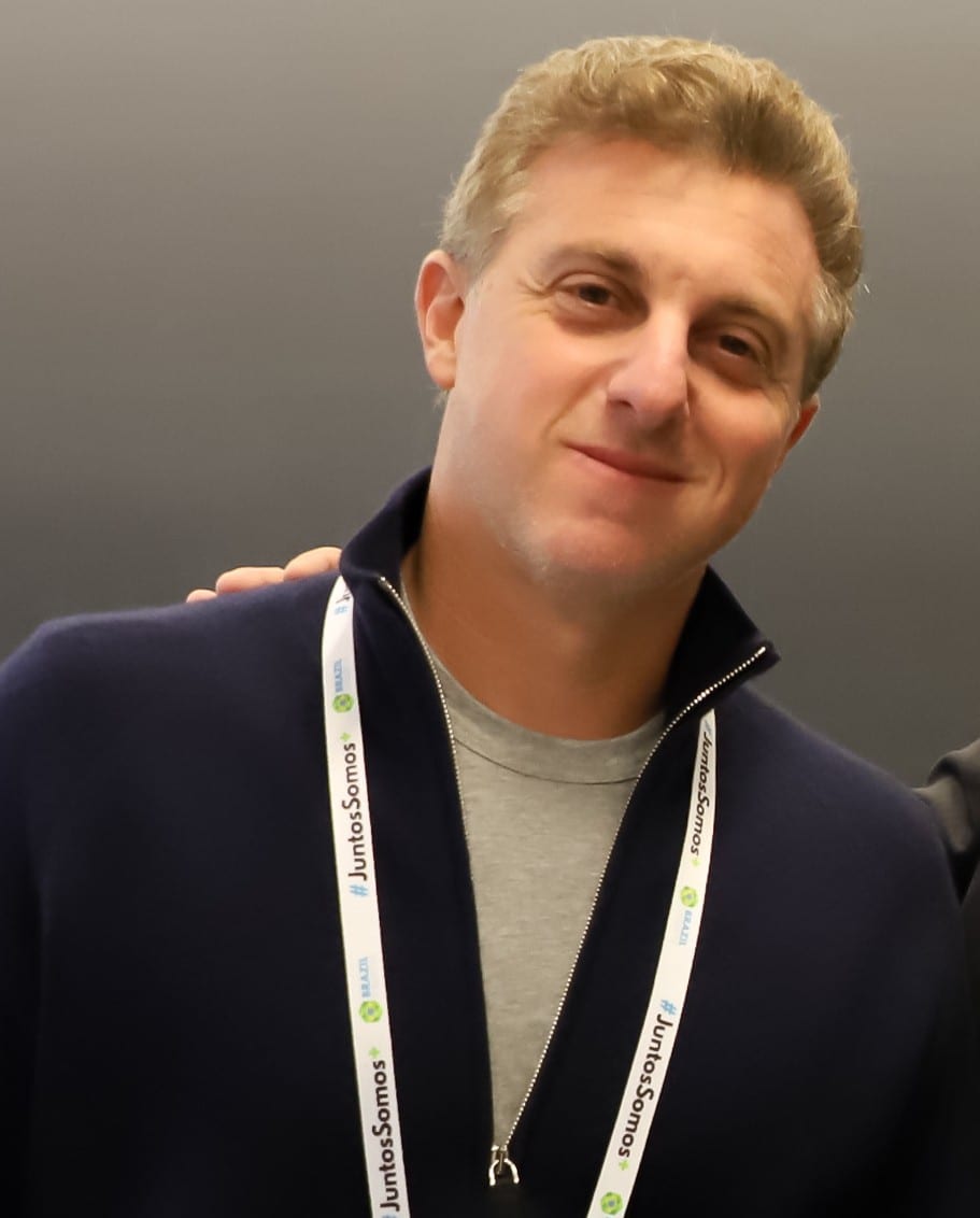 Luciano Huck viajou à Ucrânia no avião de Daniel Vorcaro e entrevistou Zelensky