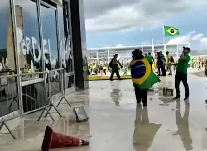 Vídeo: Ataque russo contra ônibus com civis na Ucrânia deixa 33 mortos