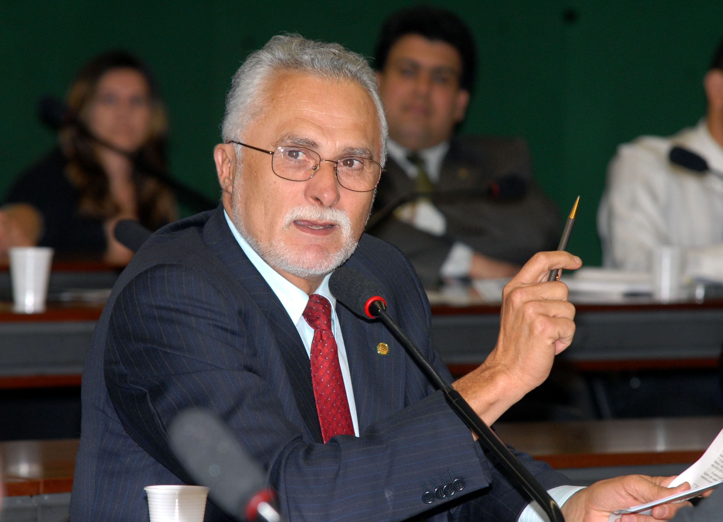 Lula homenageia aliados em convenção do PT e pede aplausos a Genoíno
