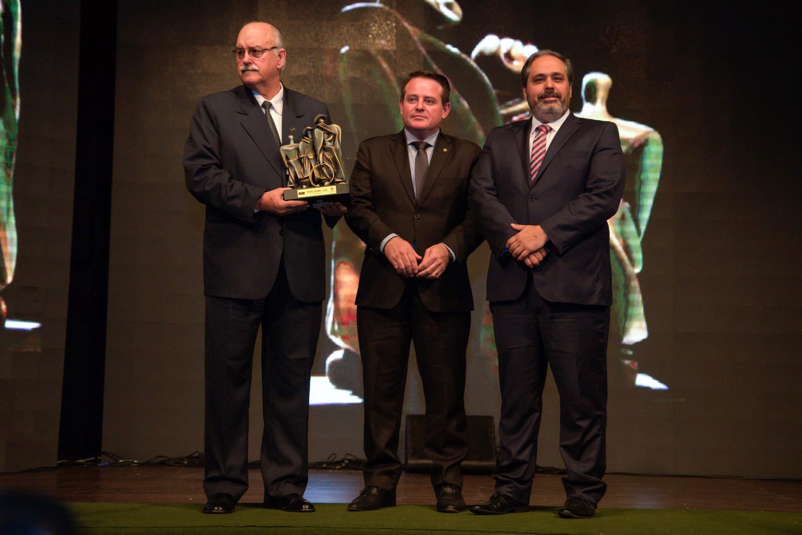 Troféu Senar O Sul homenageia 12 lideranças em Porto Alegre