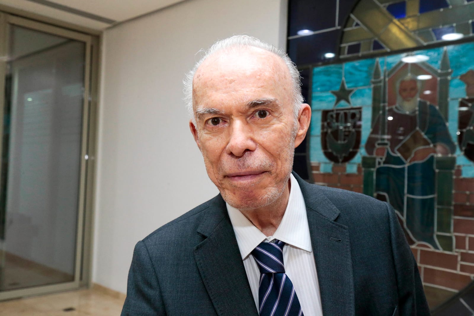Com liberação de Moraes, Flávio visita Jair Bolsonaro em casa após 90 dias