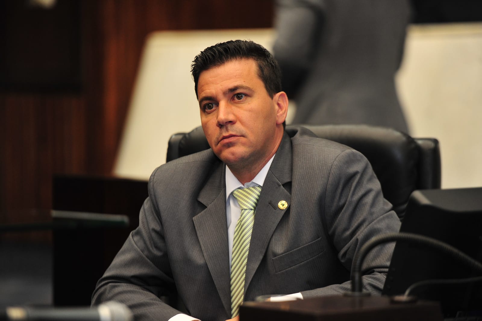 Arilson Chiorato comanda pré-comício em Curitiba antes da chegada de Lula