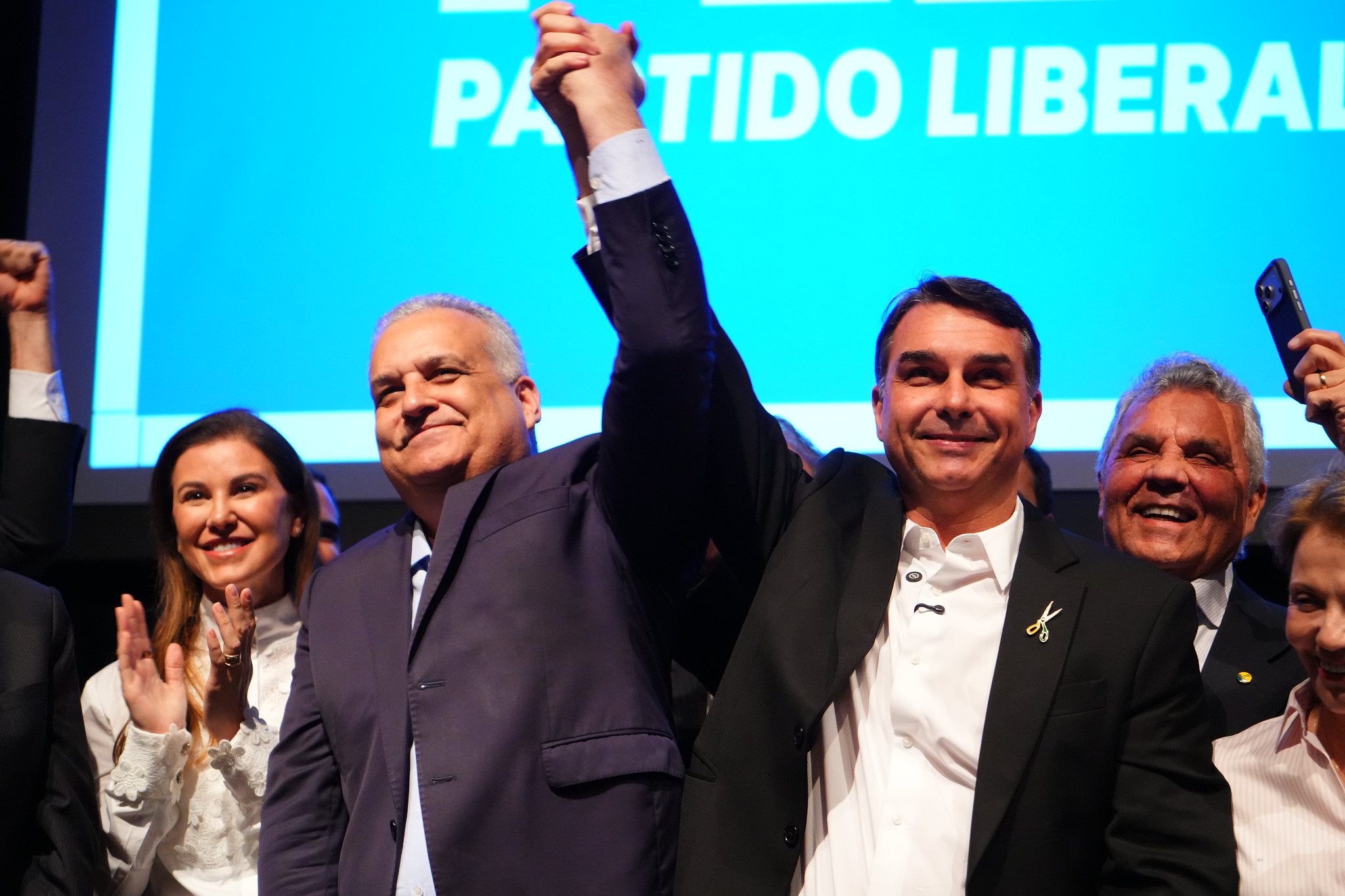 Flávio Bolsonaro anuncia Alfredo Gaspar como vice