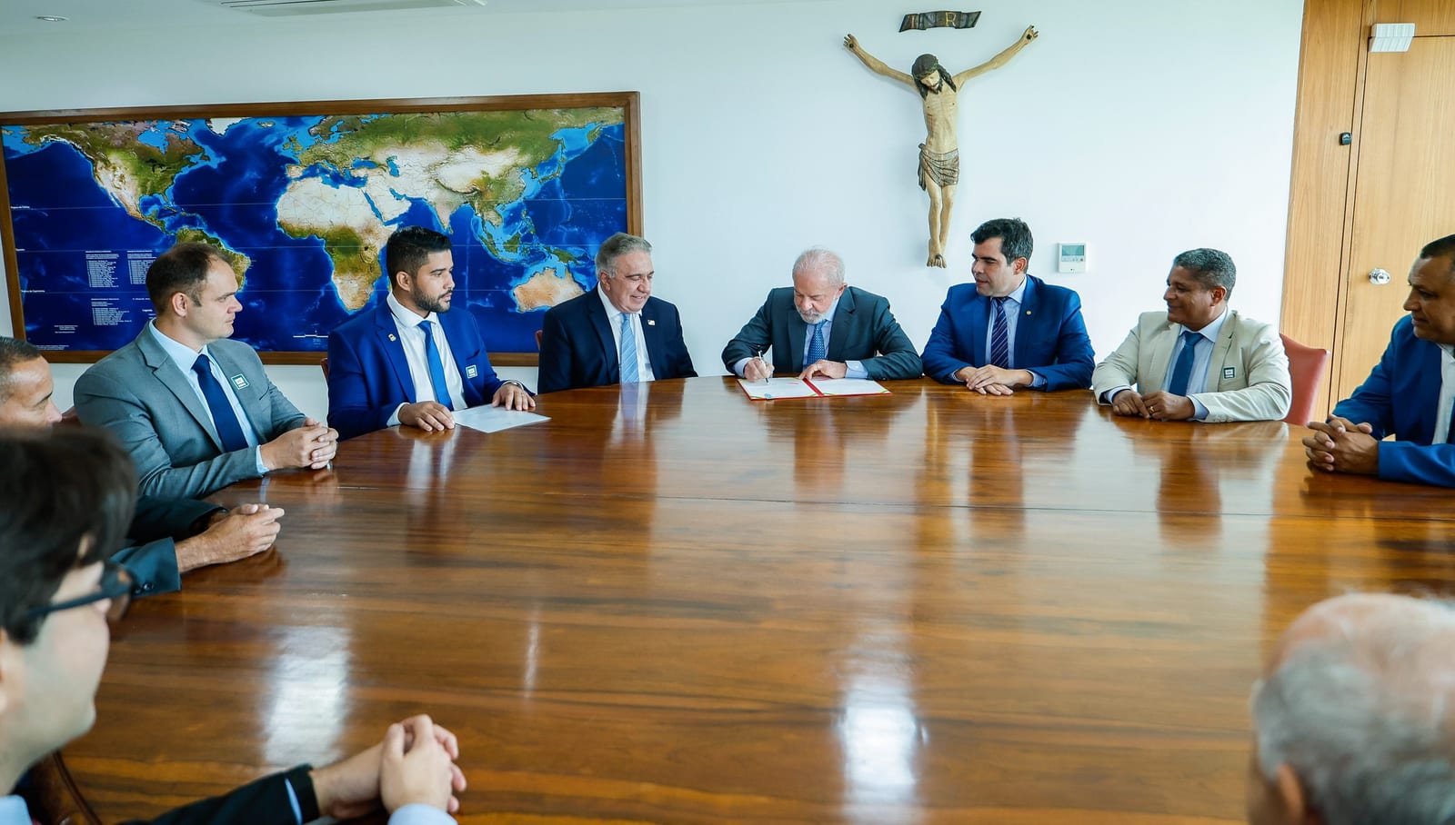 Dorinha lidera no Tocantins; Lula à frente no país na véspera do 1º turno