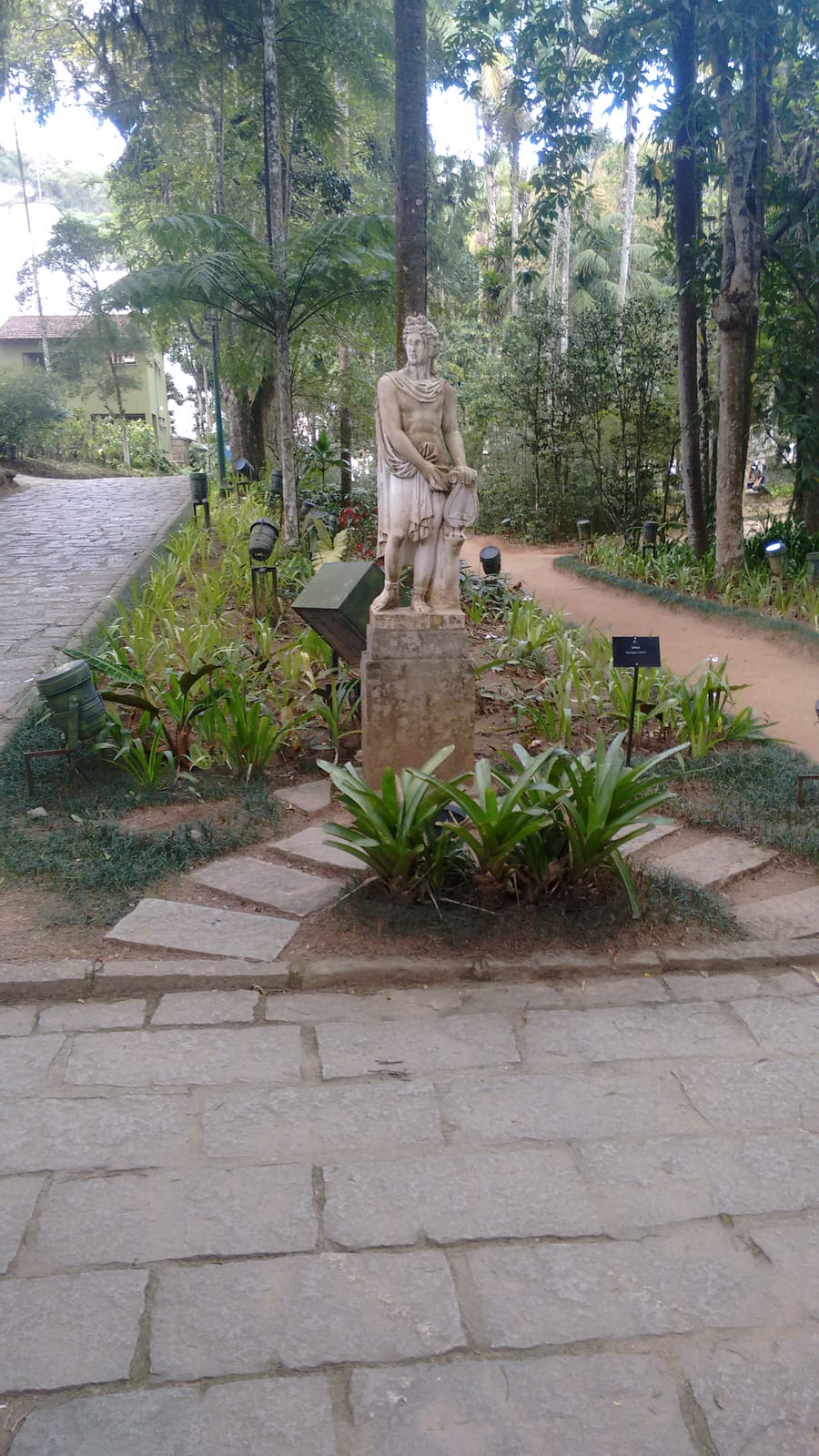 Prefeitura de Ferraz faz tapa‑buraco no Parque Imperial nesta segunda (17)