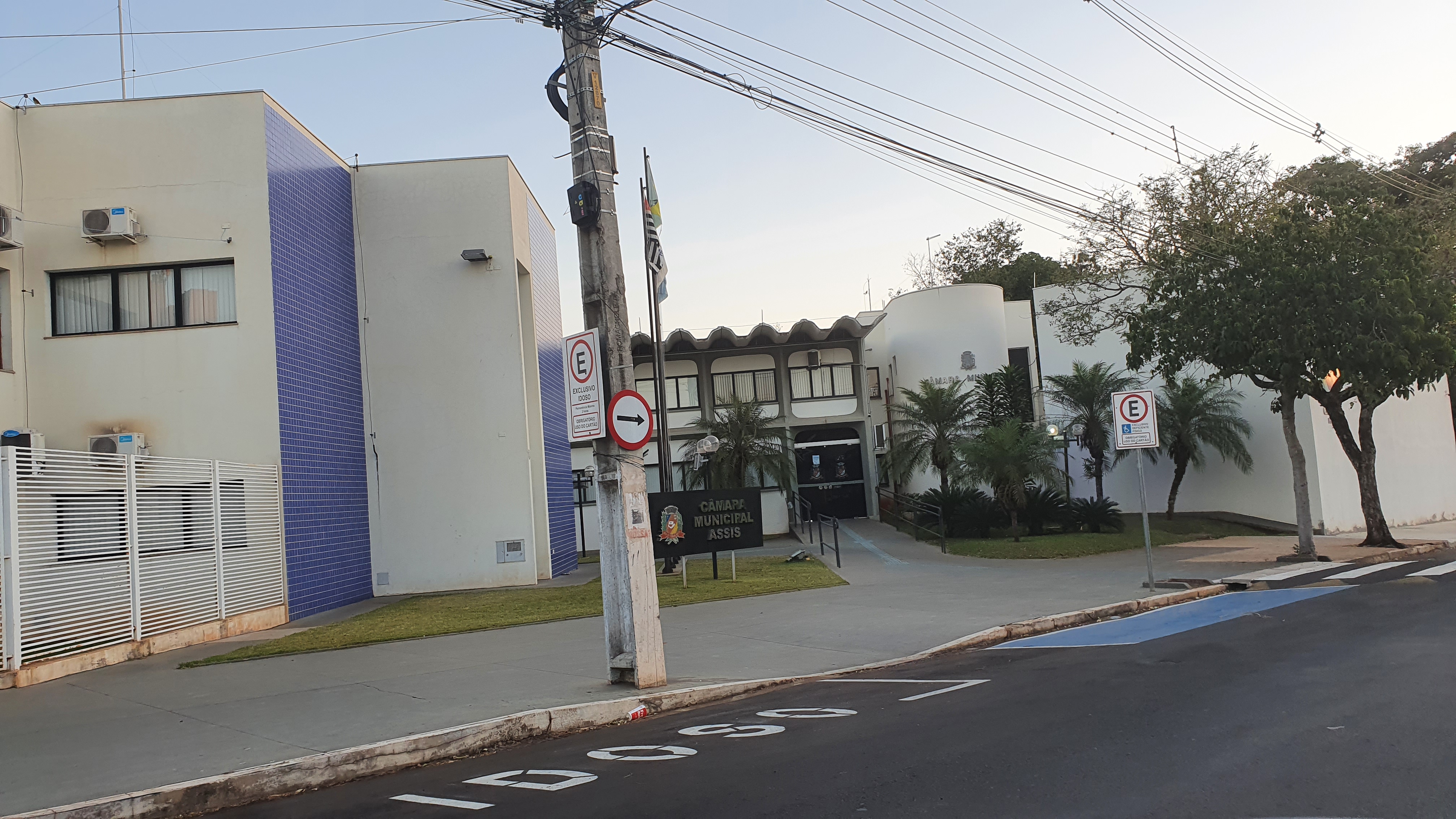Prefeitura de Assis esclarece presença de servidores em sessão da Câmara