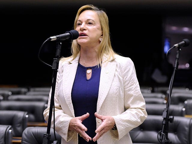 Justiça manda candidato devolver material da campanha de Magda Mofatto