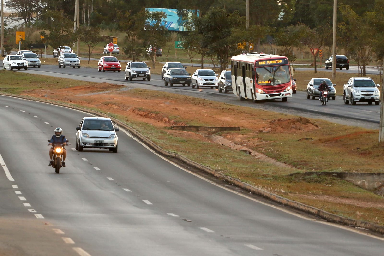COLISÃO ENTRE CAMINHÕES DEIXA MOTORISTA PRESO ÀS FERRAGENS EM SOLEDADE