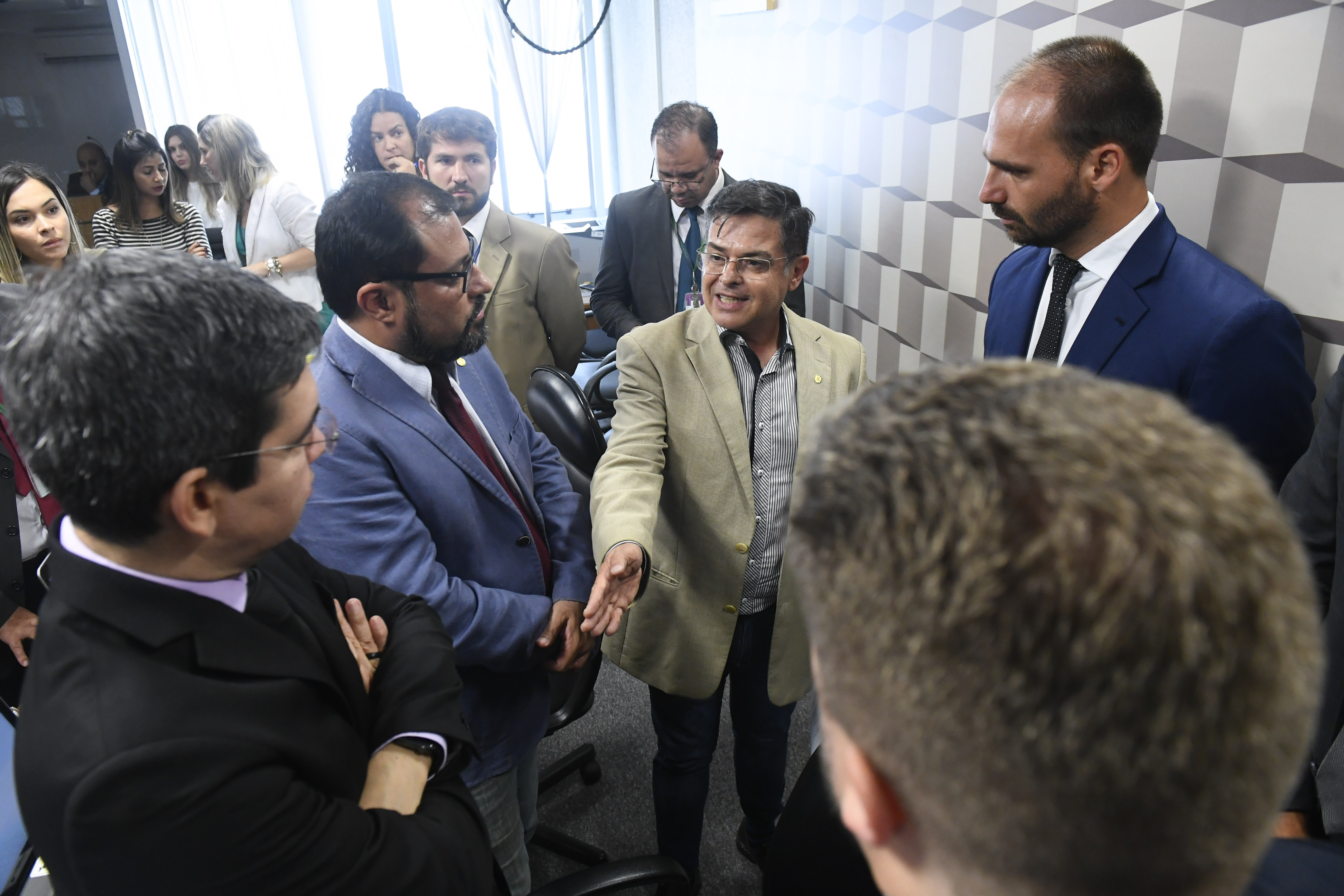 Flávio Bolsonaro defende Bolsa Família como apoio temporário ao emprego