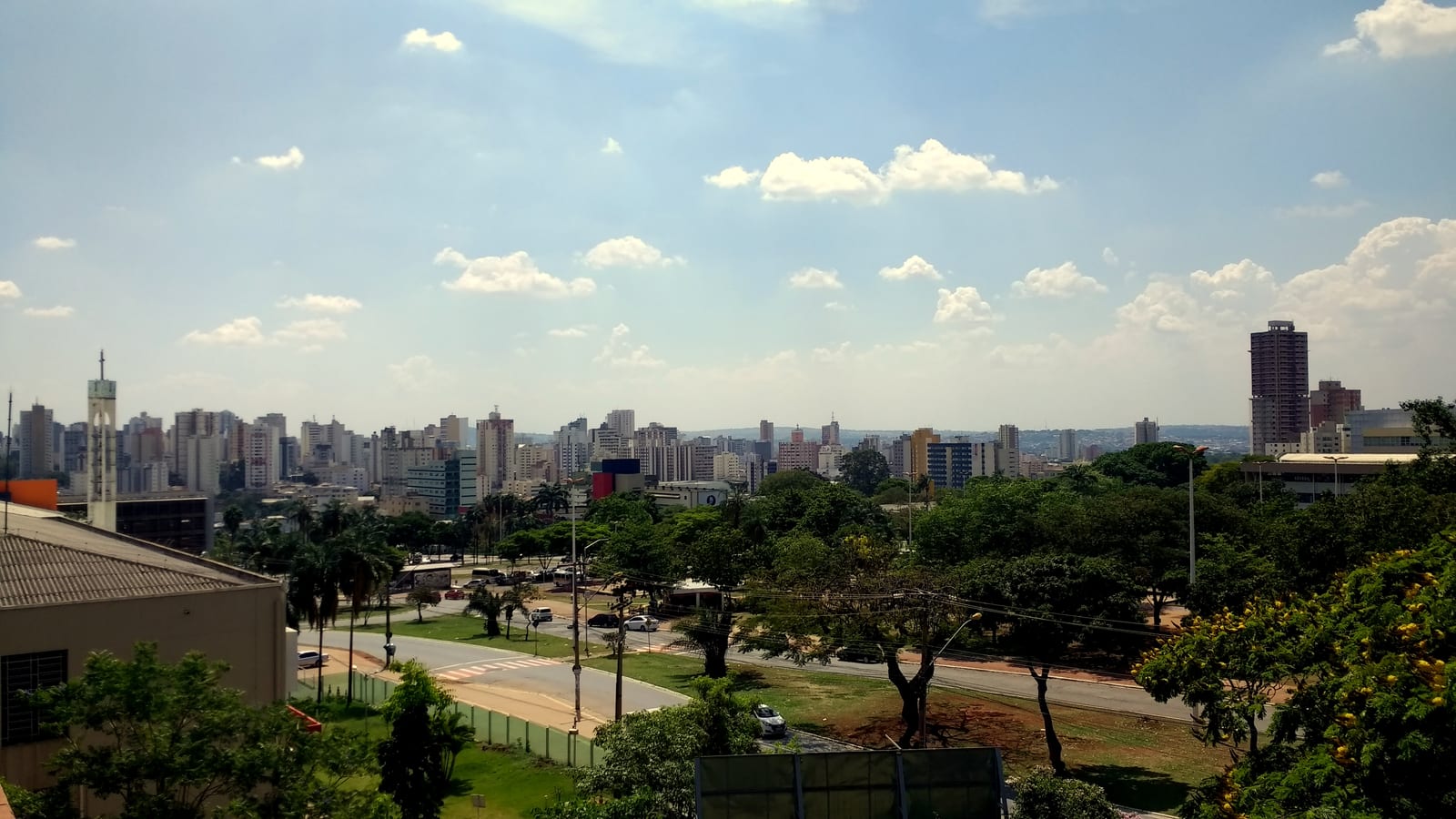 Ato pró-Lula reúne multidão na Praça Universitária, em Goiânia
