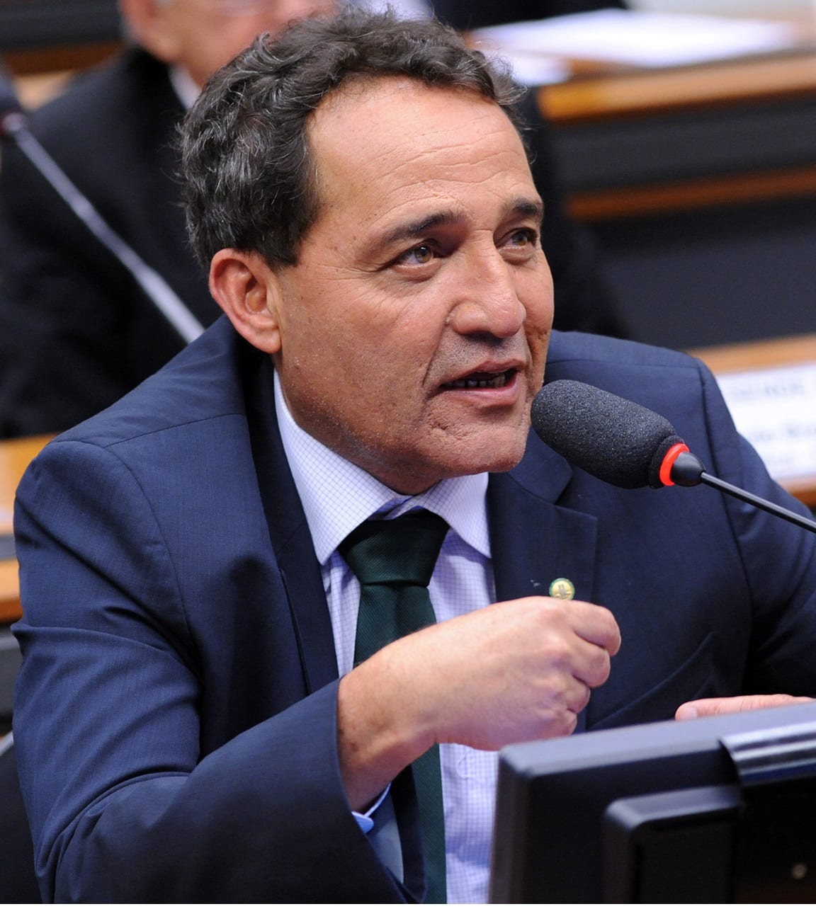 Prof. Deley faz da educação a principal bandeira da campanha