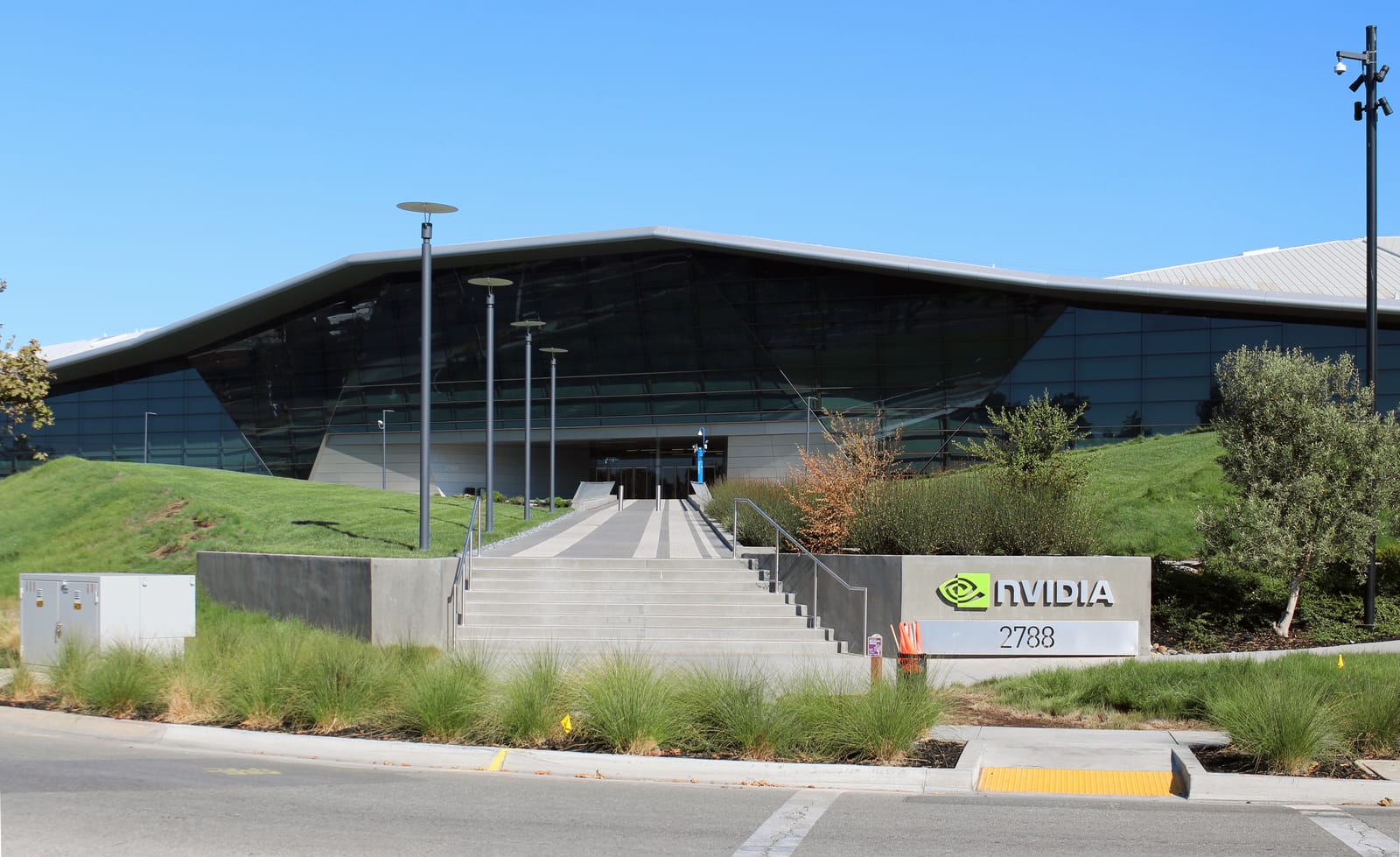 Presidente-executivo da Nvidia pede que G20 evite regulamentações sobre IA com base em danos “teóricos”