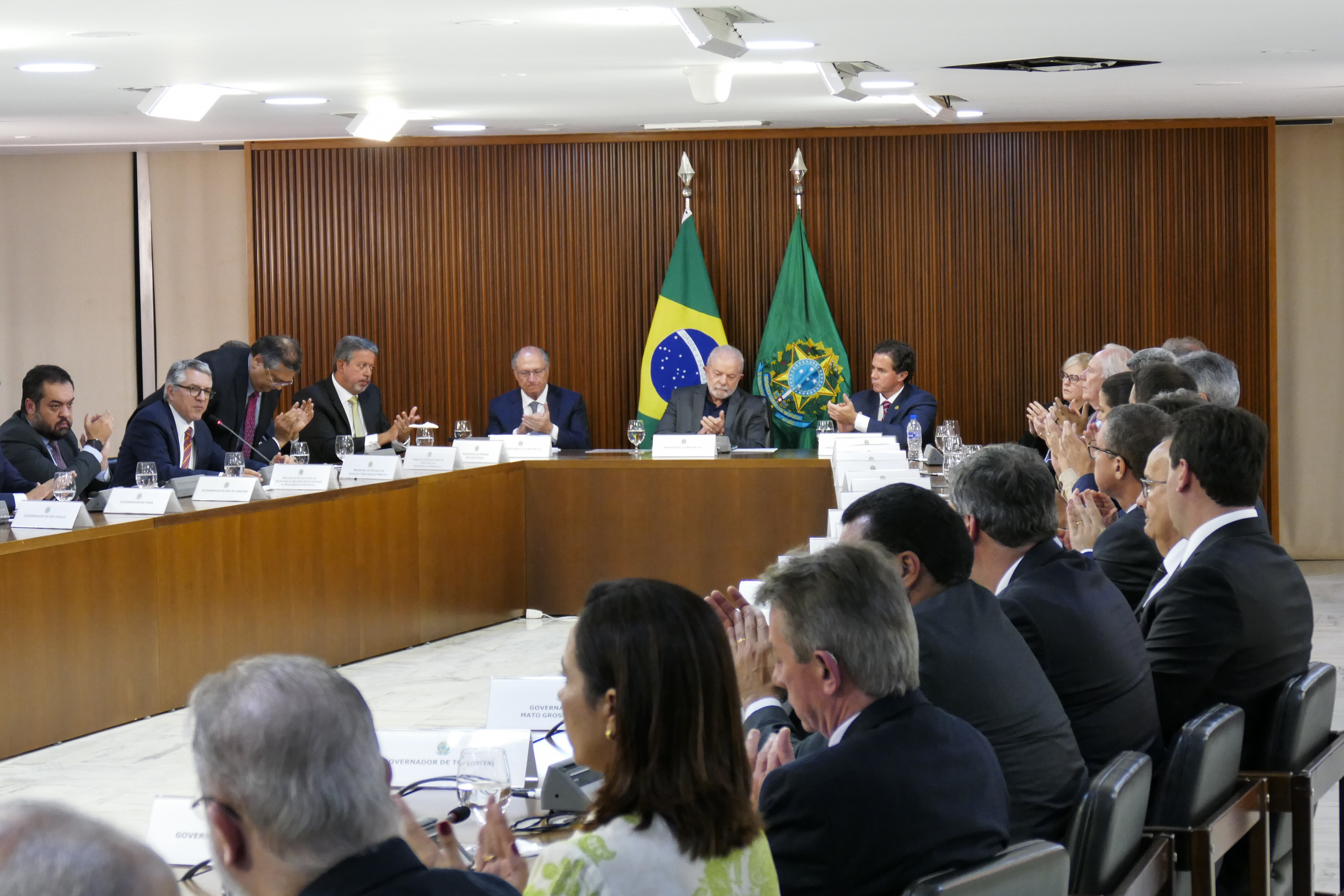 Tarcísio de Freitas se lança à reeleição em São Paulo com apoio de Flávio
