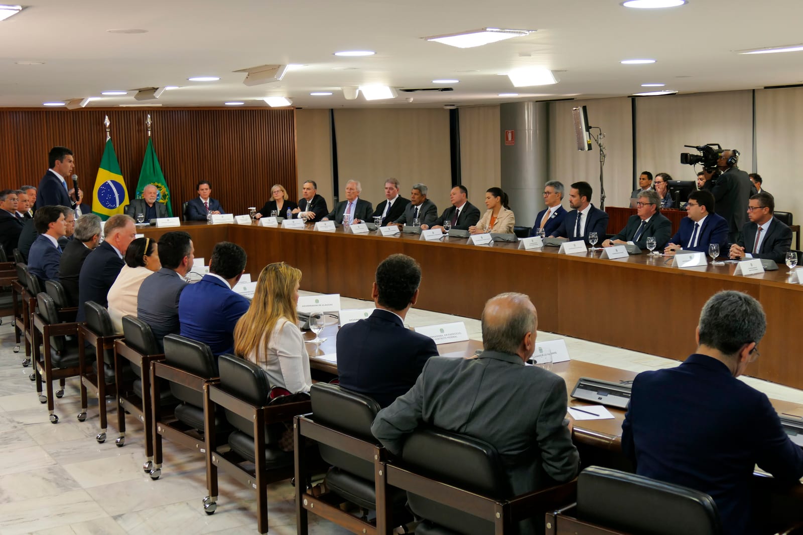 Flávio amplia apoios com Caiado e Zema; Lula mobiliza aliados para buscar virada no segundo turno