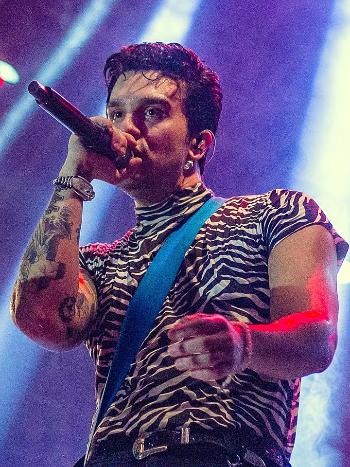 Luan Santana nega conotação política após gesto com a mão em show