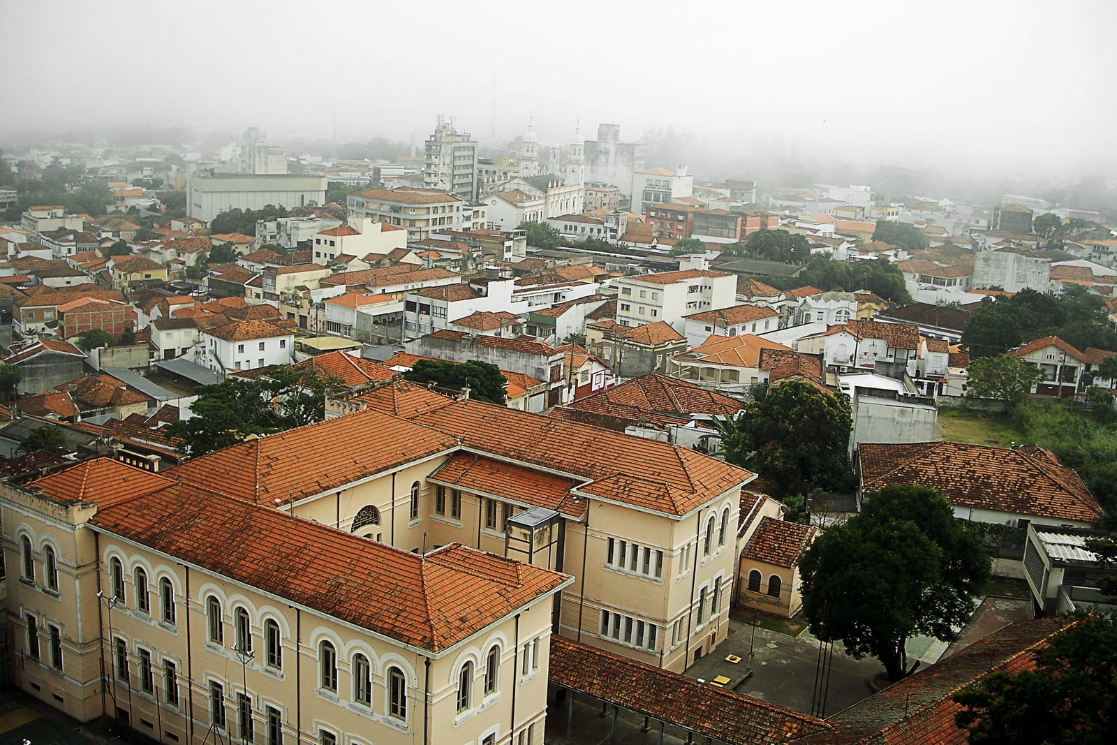 Pessoas em situação de rua preocupam comerciantes no Pedregulho, Guaratinguetá