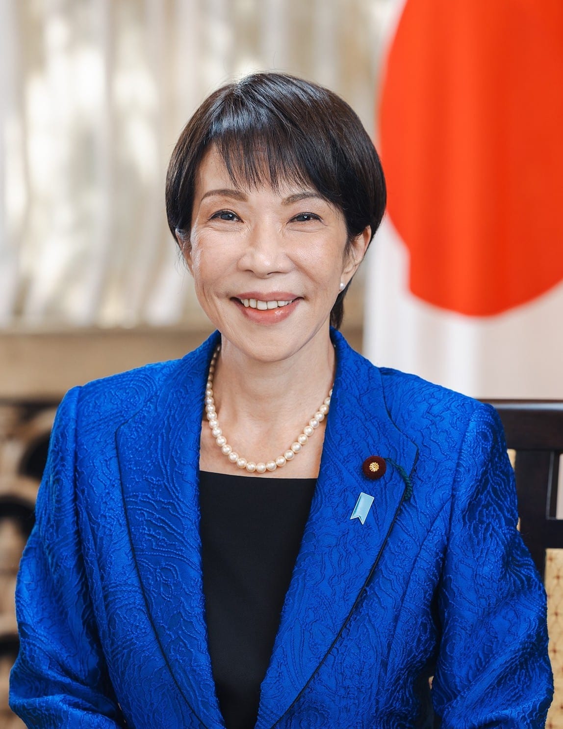Sanae Takaichi diz gastar 3–4 horas a mais por maquiagem e tarefas domésticas