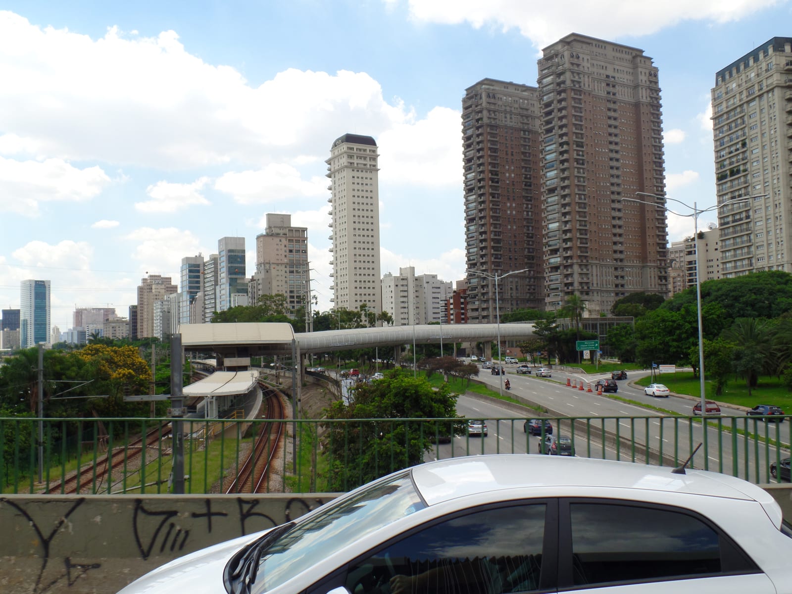 Cidade Jardim enfrenta invasão de 19 prédios no coração do bairro