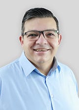 Prefeito Volmir anuncia duas retroescavadeiras e um trator