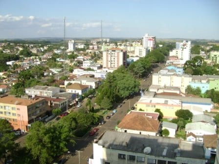 Condutor perde controle de caminhão, sai da pista e tomba na ERS-126 entre Lagoa Vermelha e Sananduva