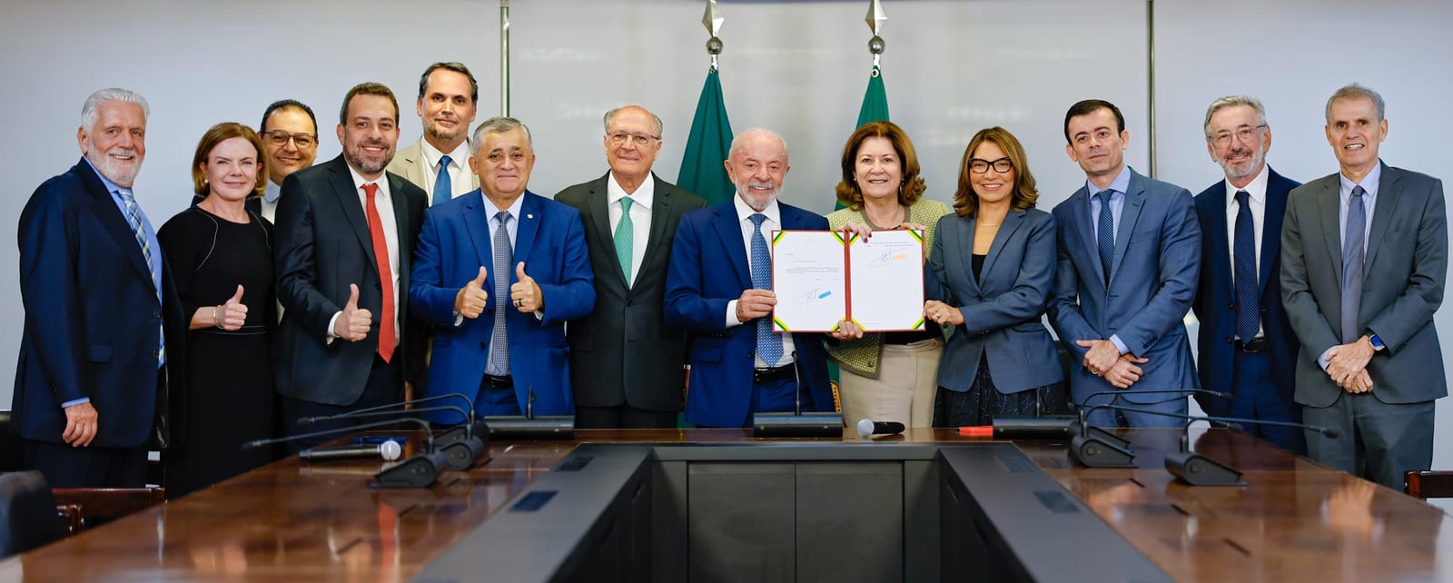 “MP das blusinhas”: comissão adia votação para esta quarta-feira