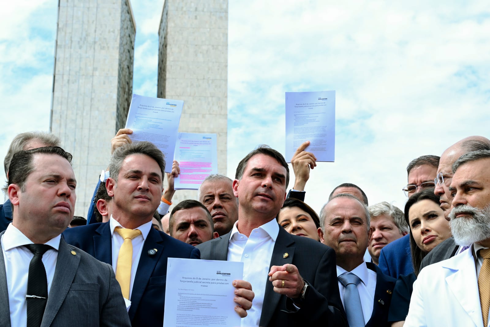 Como Flávio Bolsonaro promete fazer omelete sem quebrar ovos?