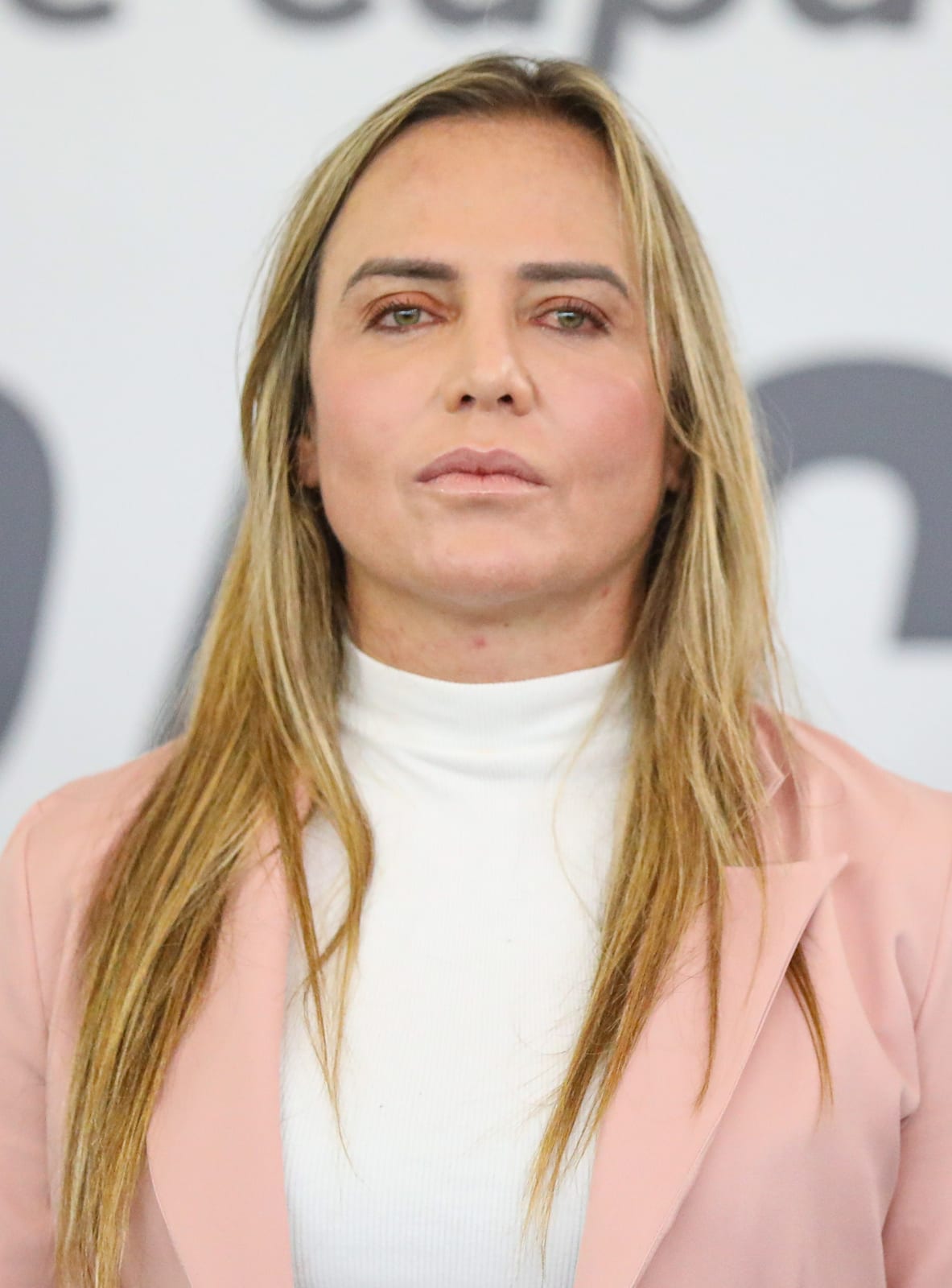 Celina Leão quer ampliar contratos de manutenção das escolas do DF