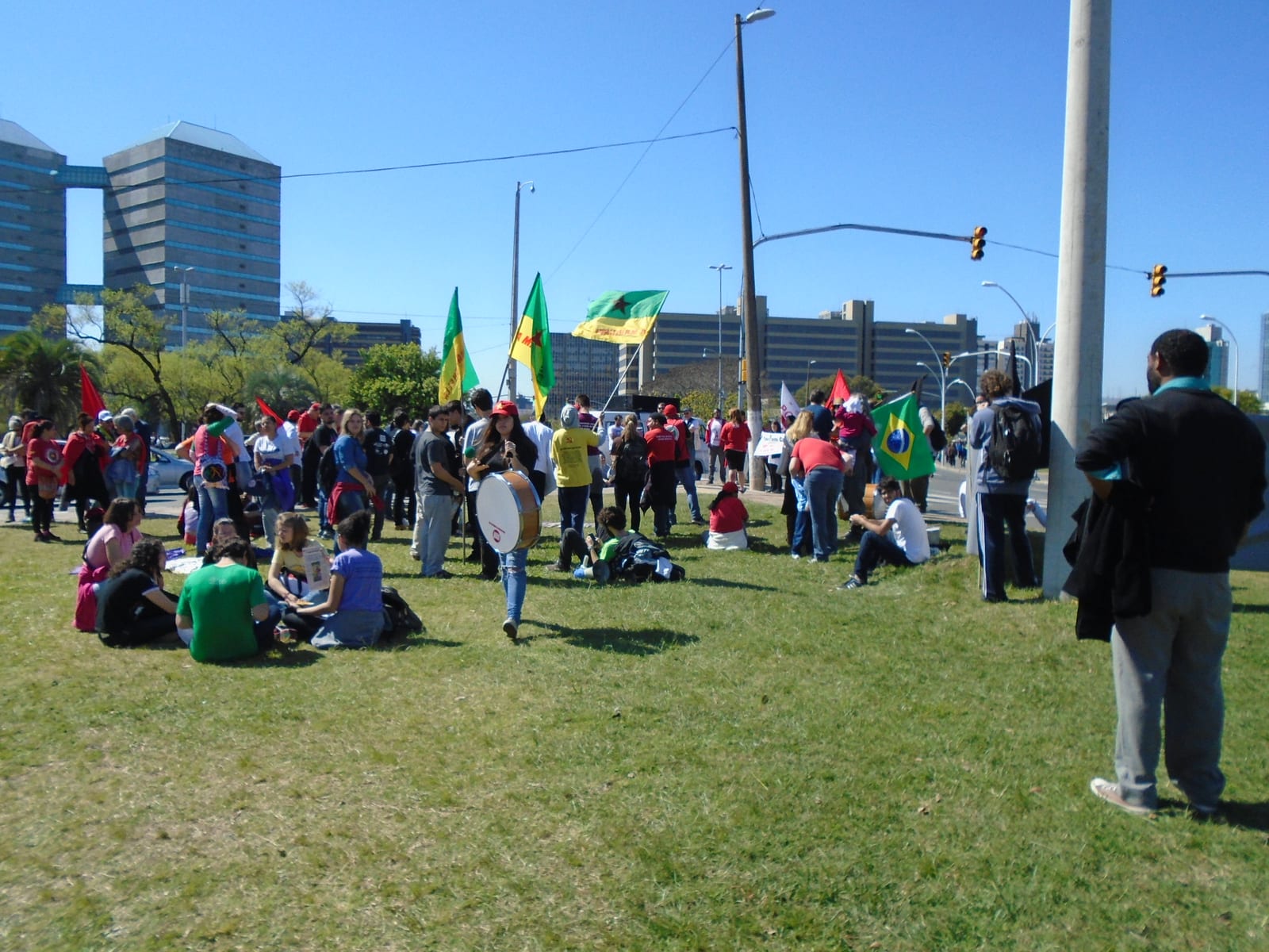 Frio e chuva não afastam manifestantes do Grito dos Excluídos em SP