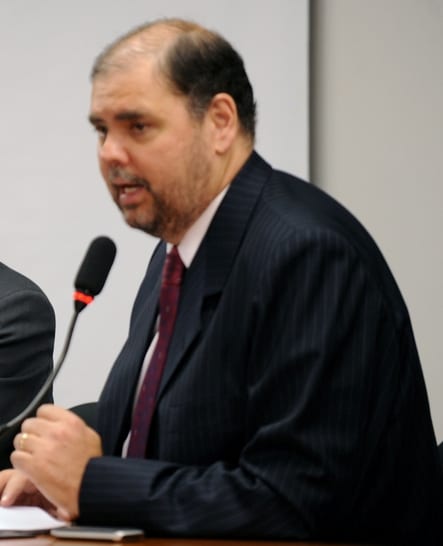 Alex Canziani distribui panfleto em formato de caixa de remédio