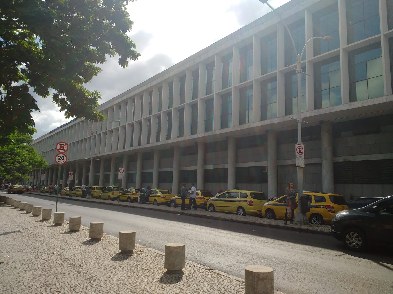 Passageiros com voos para este domingo devem chegar mais cedo ao aeroporto
