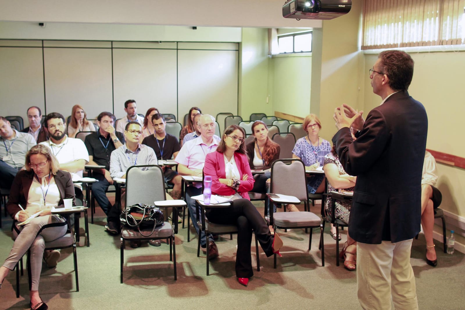 Escritura na Mão: Prefeitura entrega mais de mil certidões de regularização fundiária para moradores do bairro 17 de Mar