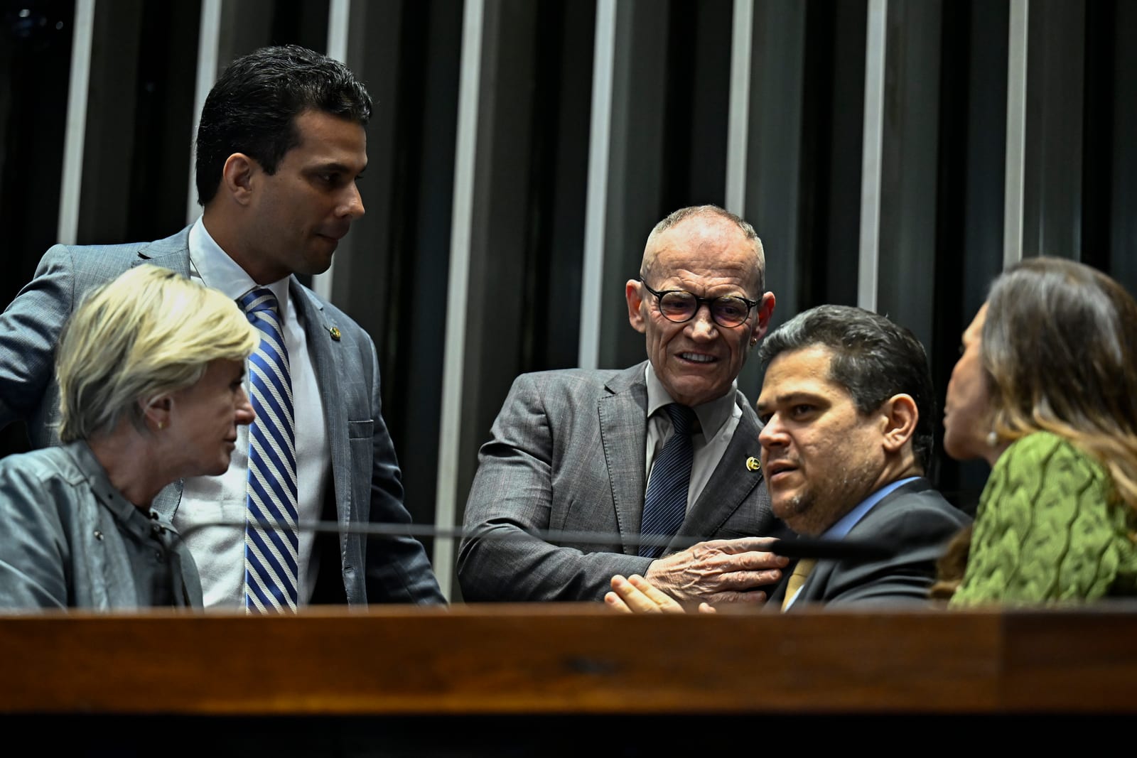 Camilo e Alcolumbre comemoram fim da escala 6×1; Dorinha, Irajá e Gomes votam a favor