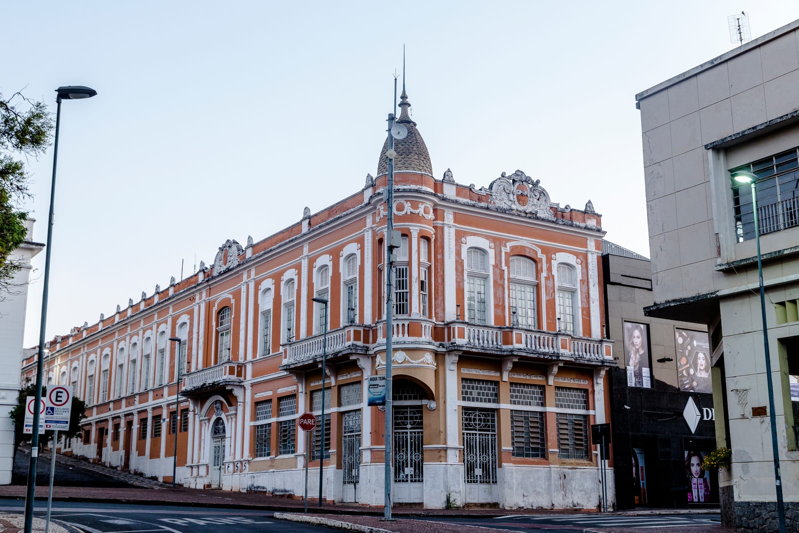 Prefeitura Amparo apoia ação “Cortar por Amor” na Praça Pádua Salles