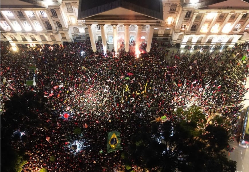 Milhares vão às ruas de Curitiba em defesa de Lula e do Brasil
