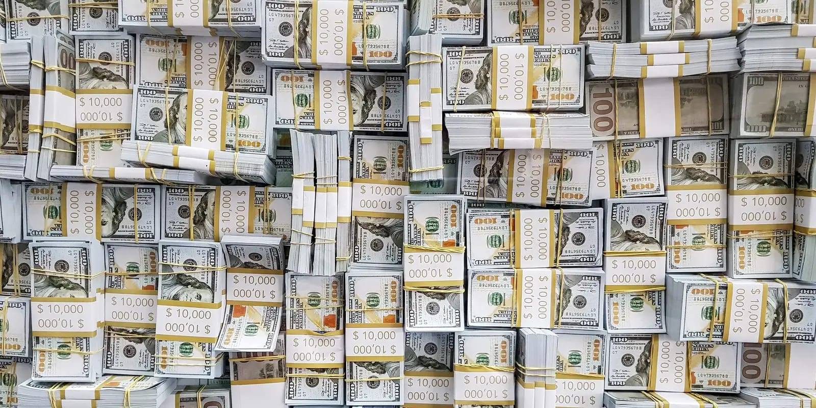Dólar sobe 0,47% e se aproxima de R$ 5,20; Bolsa cai abaixo de 184 mil