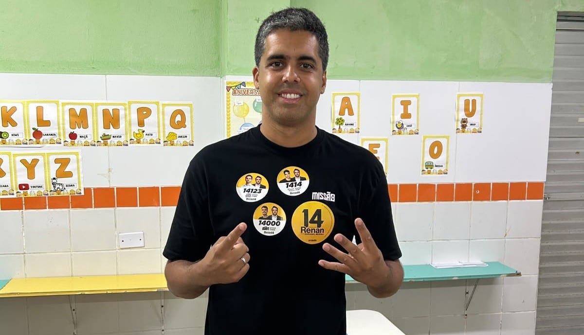 Renan Hallais (Missão) votou no Colégio Márcia Cristina, Pina, Recife