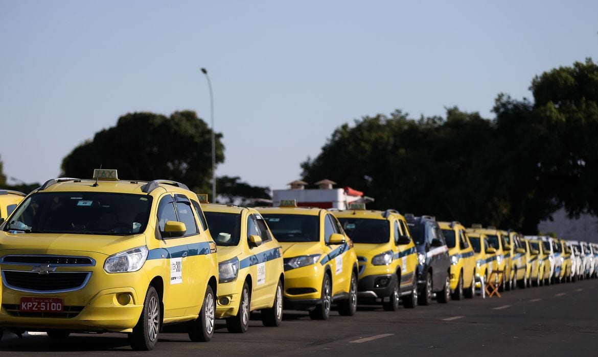 Fazenda autoriza até R$ 30 bilhões para motoristas de aplicativos e taxistas