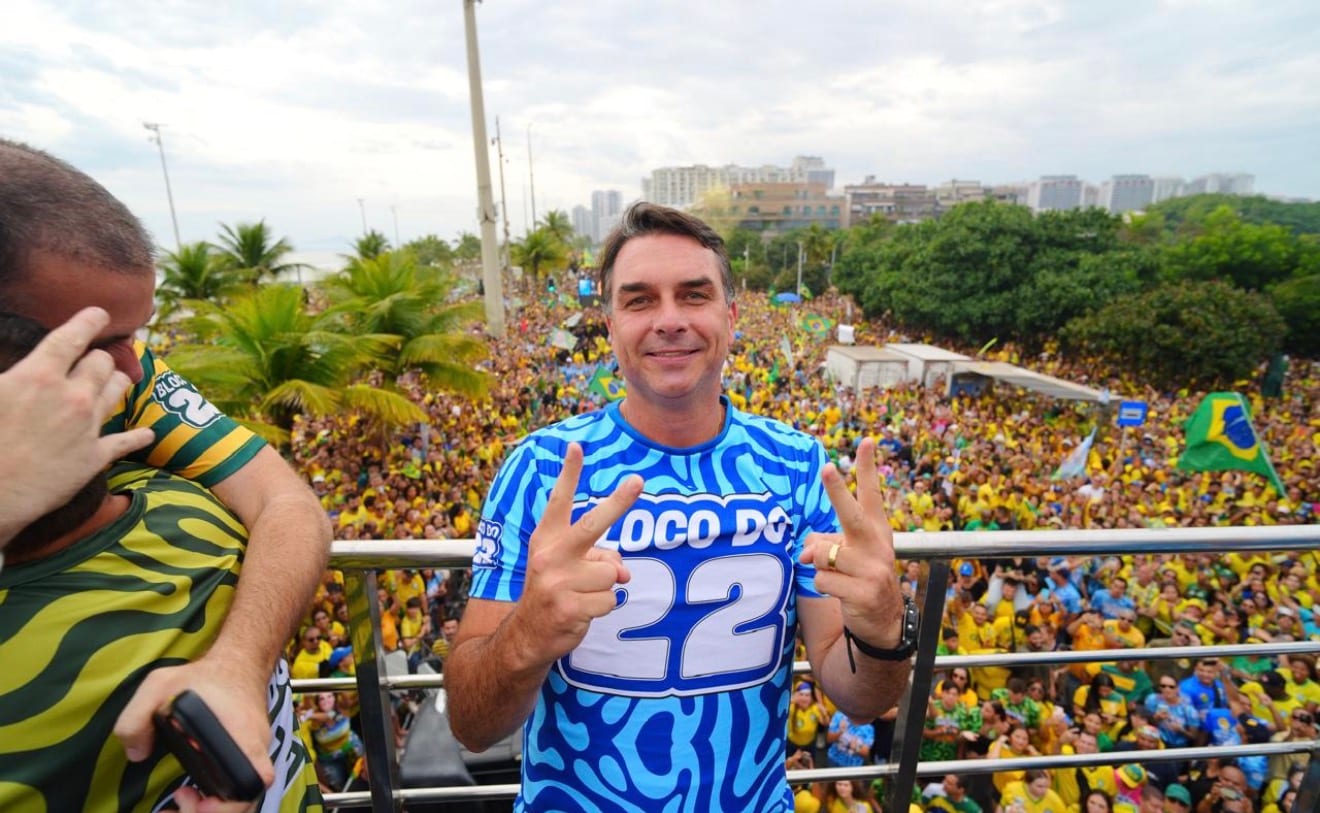 Flávio Bolsonaro agradece “cada abraço e cada palavra de incentivo” durante a campanha convocando todos para 22 nas urna
