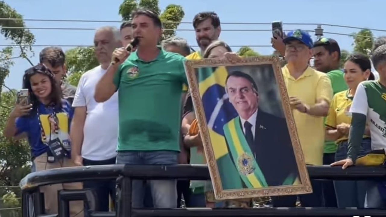 Flávio Bolsonaro reafirma que pai entregará faixa presidencial em 2027