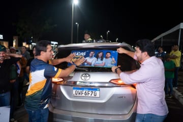 Lucas Campelo faz adesivaço em Araguaína e provoca congestionamento