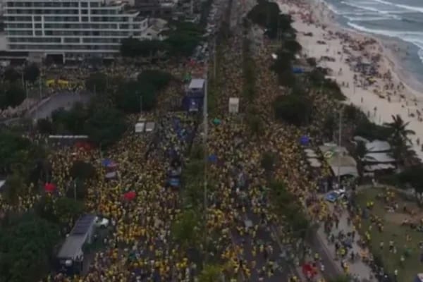 No último dia de campanha, Flávio Bolsonaro refaz os passos do pai e lota orla da Barra da Tijuca