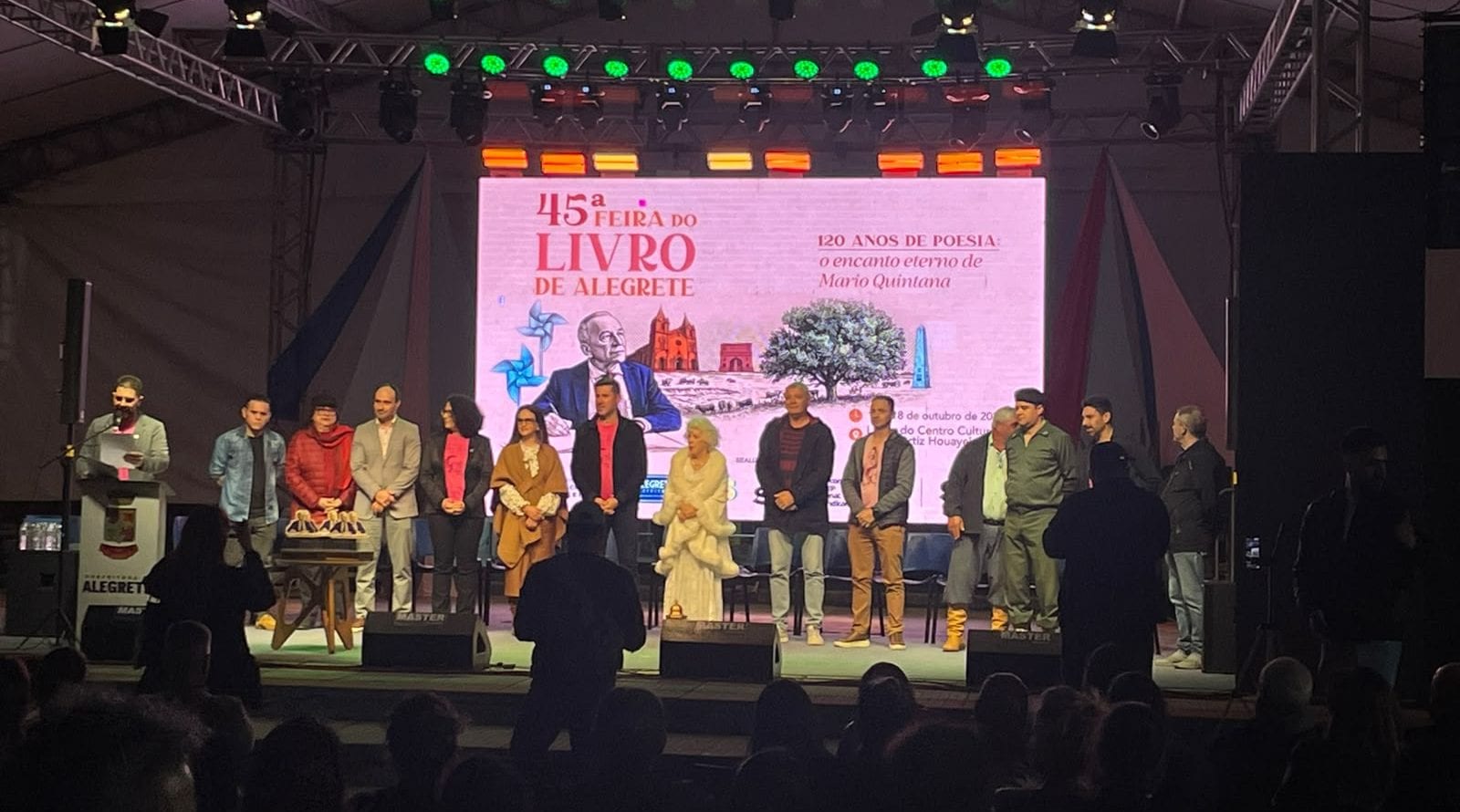 45ª Feira do Livro é aberta com homenagem aos 120 anos de Mario Quintana e reconhecimento a ativistas culturais