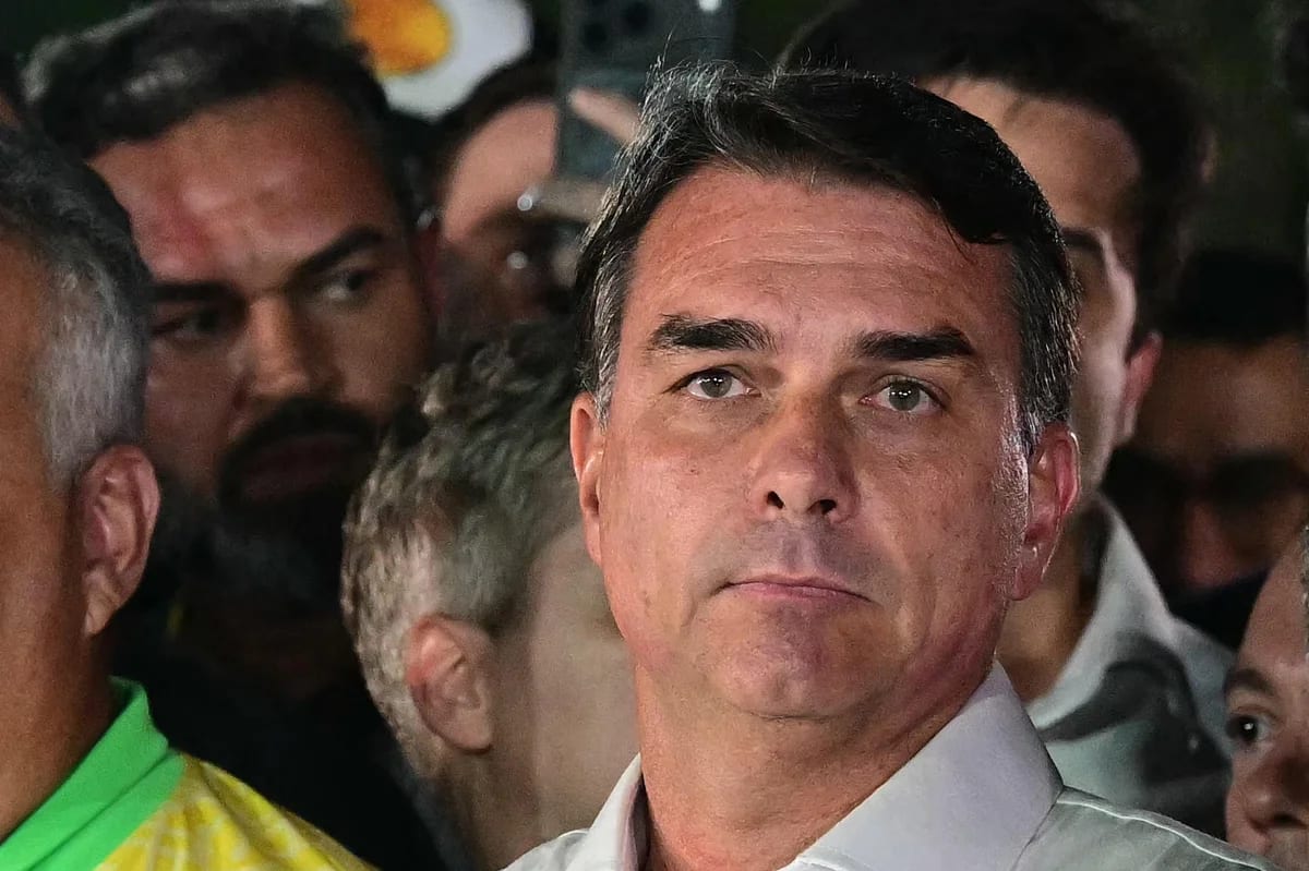 Aliados de Flávio justificam saída do Brasil e falam em perseguição judicial